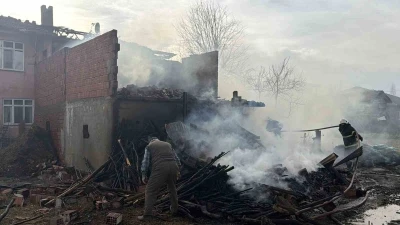 Erbaa&rsquo;da ahırda &ccedil;ıkan yangın eve sı&ccedil;radı
