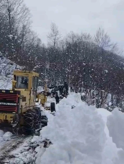 Erbaa&rsquo;da kapanan k&ouml;y yolu ekiplerin &ccedil;alışmasıyla a&ccedil;ıldı
