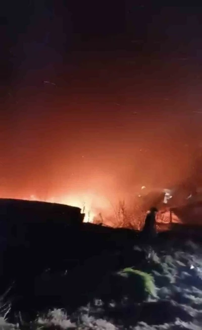 Erbaa&rsquo;da m&uuml;stakil ev &ccedil;ıkan yangında k&uuml;le d&ouml;nd&uuml;: Yanan evden son anda &ccedil;ıktılar
