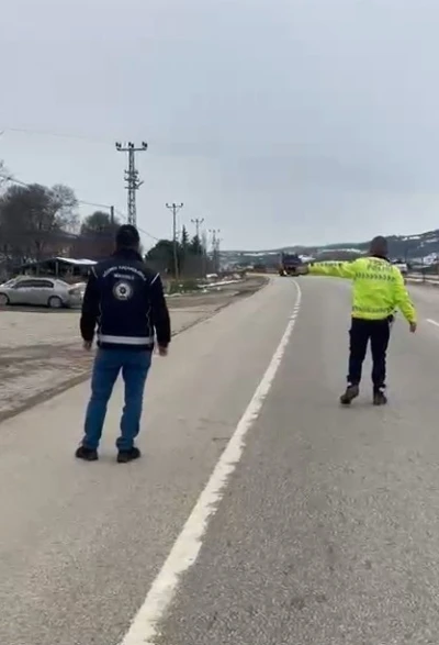 Erbaa&rsquo;da tırın yatak kısmında saklanan 2 ka&ccedil;ak g&ouml;&ccedil;men yakalandı
