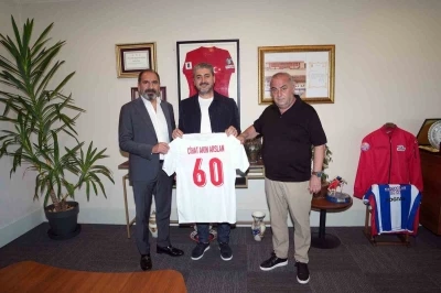 Erbaaspor Başkanı Cihan Akın Arslan&rsquo;dan, Mecnun Otyakmaz&rsquo;a ziyaret
