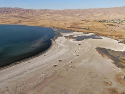 Erçek Gölü’nde su seviyesi gözle görülür şekilde azaldı
