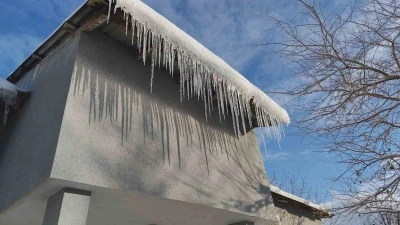 Erciş&rsquo;te buz sarkıtları tehlike sa&ccedil;ıyor

