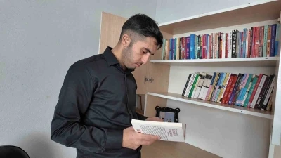 Erciş&rsquo;te engelli gen&ccedil; kitap yazarak hayata tutundu
