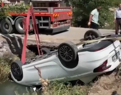 Erciş’te otomobil su kanala uçtu: 3 yaralı
