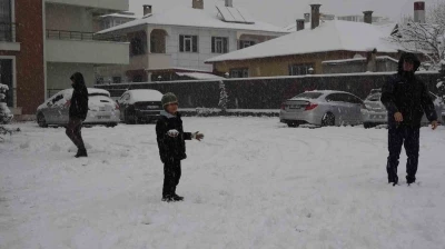 Erciş&rsquo;te vatandaşların kar sevinci
