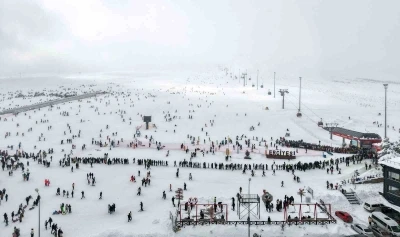 Erciyes s&ouml;mestirin ilk hafta sonunda 250 bin kişiyi ağırladı
