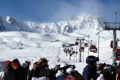 Erciyes&rsquo;te hafta sonu yoğunluğu: Binlerce kişi akın etti
