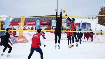 Erciyes&rsquo;te kar voleybolu heyecanı
