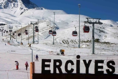 Erciyes&rsquo;te kayak sezonu a&ccedil;ıldı, kayakseverler pistlere akın etti
