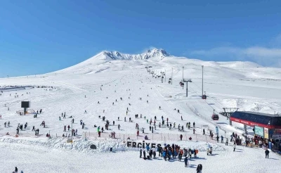 Erciyes&rsquo;te kayak sezonu t&uuml;m hızıyla devam ediyor
