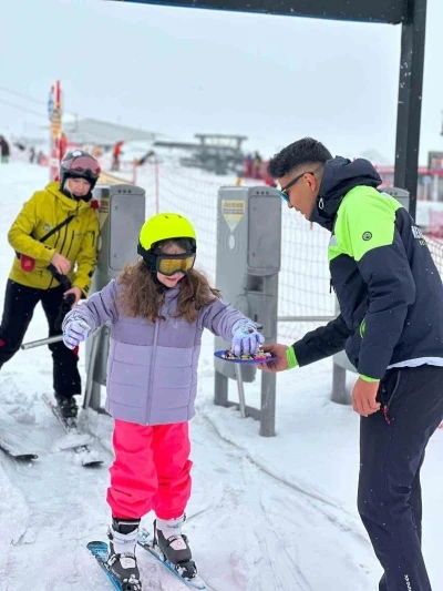Erciyes&rsquo;te kayak tutkunlarına bayram şekeri ikram edildi
