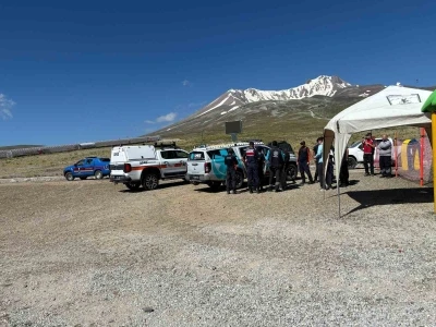Erciyes&rsquo;te rahatsızlanarak mahsur kalan 3 kişi kurtarıldı
