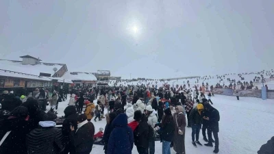 Erciyes&rsquo;te s&ouml;mestirin ilk g&uuml;n&uuml;nde yoğunluk
