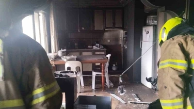 Erdek&rsquo;te bir apartman dairesi alevlere teslim oldu
