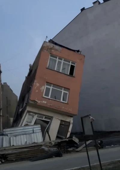 Erdek&rsquo;te inşaat kazısı sırasında temeli zarar g&ouml;ren 2 katlı bina yıkıldı
