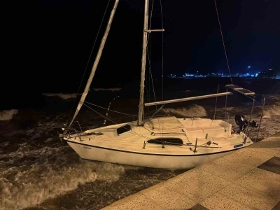 Erdek’te şiddetli lodos etkili oldu: Tekneler sürüklendi
