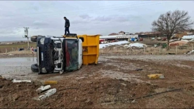 Ereğli&rsquo;de kontrolden &ccedil;ıkan kamyon devrildi: 2 yaralı
