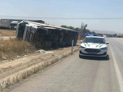 Ereğli’de kontrolden çıkan tır devrildi
