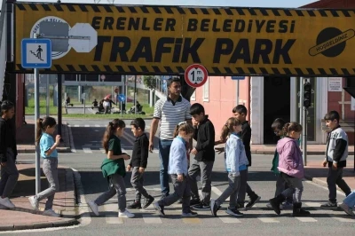 Erenler Belediyesi trafik parkında geleceğin sürücüleri yetişiyor
