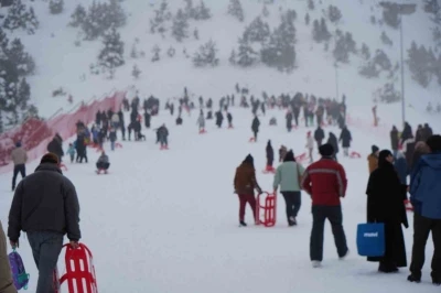 Ergan Kayak Merkezi s&ouml;mestirin son g&uuml;n&uuml;nde doldu taştı
