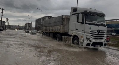 Ergani&rsquo;yi sağanak vurdu, yollar g&ouml;le d&ouml;nd&uuml;
