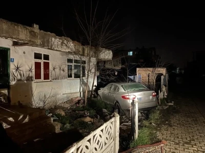 Ergene&rsquo;de otomobil evin bah&ccedil;esine daldı
