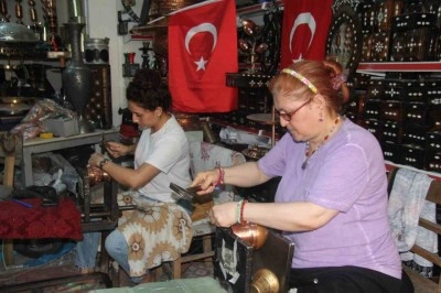 Erkek işi diyenlere inat bakır işleme ustası oldular