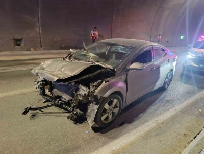 Erkenek T&uuml;neli&rsquo;nde otomobil kamyona arkadan &ccedil;arptı: 1 yaralı
