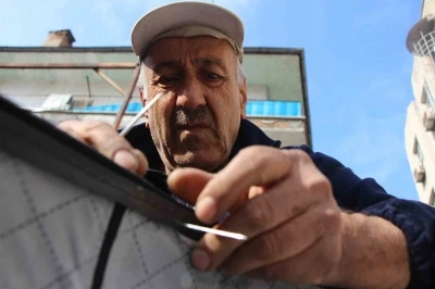 Ermeni asıllı usta 50 yıldır iğne, iplikle tamir yapıyor: "T&uuml;rk milliyet&ccedil;isiyim. &Uuml;lkemi seviyorum"
