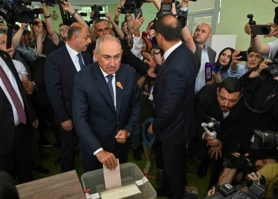 Ermenistan&rsquo;da halk genel se&ccedil;imler i&ccedil;in sandık başında
