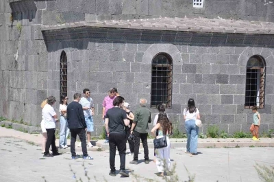 Ermenistanlı gazeteciler Kars&rsquo;ı Keşfetti: T&uuml;rkiye-Ermenistan medya değişim programı kapsamında tarih ve k&uuml;lt&uuml;r turu

