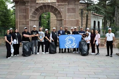 Ertuğrul Gazi T&uuml;rbesi &ccedil;evresinde poşet poşet &ccedil;&ouml;p toplandı

