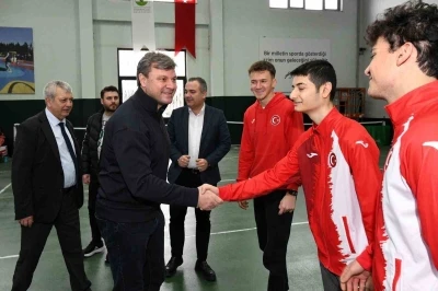 Ertuğrul Sağlam&rsquo;dan gen&ccedil; sporculara ilham veren ziyaret
