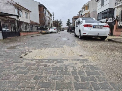 Ertuğrulgazi Mahalledeki bozuk yollar s&uuml;r&uuml;c&uuml;lere zorluk yaşatıyor
