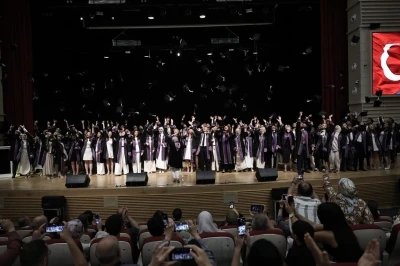 ERÜ Diş Hekimliği Fakültesi 16. dönem mezunlarını verdi
