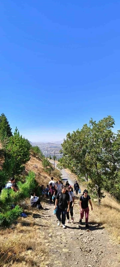 ERÜ öğrencileri hem zirve tırmanışı hem  çevre temizliği yaptı
