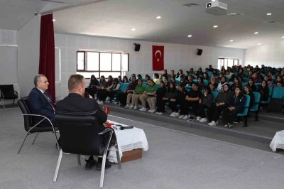 ER&Uuml; Rekt&ouml;r&uuml; Altun, Develi&rsquo;de &ouml;ğrenciler ile buluştu
