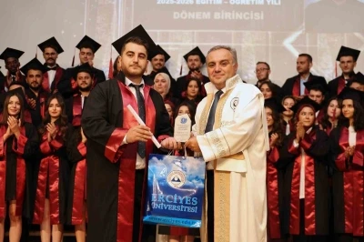 ER&Uuml; Veteriner Fak&uuml;ltesi yeni mezunlarını verdi
