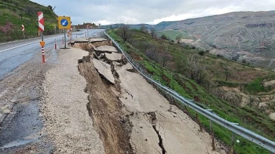 Eruh kara yolunda heyelan: Yolun bir b&ouml;l&uuml;m&uuml; &ccedil;&ouml;kt&uuml;
