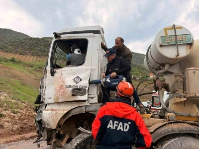 Eruh&rsquo;ta beton mikseri kaza yaptı, sıkışan s&uuml;r&uuml;c&uuml;y&uuml; ekipler kurtardı
