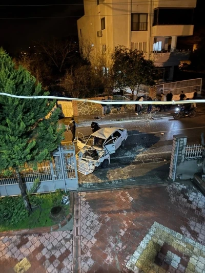 Erzin&rsquo;de bah&ccedil;e duvarına &ccedil;arpan otomobilin s&uuml;r&uuml;c&uuml;s&uuml; yaralandı
