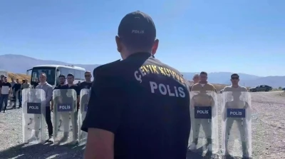 Erzincan çevik kuvvet polisinden nefes kesen tatbikat

