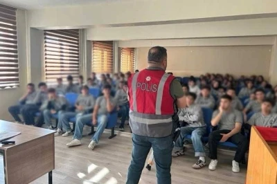 Erzincan çocuk polisi öğrencileri bilgilendirmeye devam ediyor
