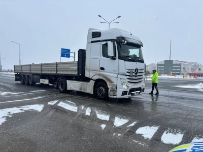 Erzincan&rsquo;da 335 k&ouml;y yolu kar nedeniyle ulaşıma kapalı
