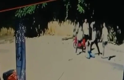 Erzincan’da 4 kişinin 1 kişiyi darp ettikleri anlar güvenlik kamerasına yansıdı
