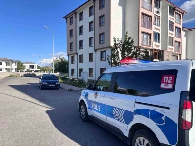 Erzincan&rsquo;da 4&rsquo;&uuml;nc&uuml; kattan d&uuml;şen &ccedil;ocuk ağır yaralandı
