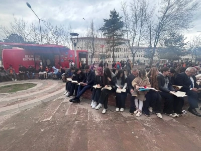 Erzincan&rsquo;da a&ccedil;ık havada kitap okuma etkinliği
