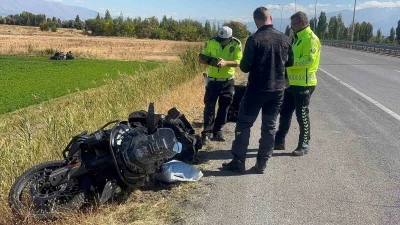 Erzincan’da bariyere çarpan Rus motosiklet sürücüsü öldü
