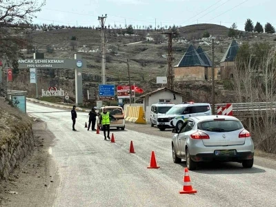 Erzincan&rsquo;da bayram trafiğinde g&uuml;venlik uygulaması
